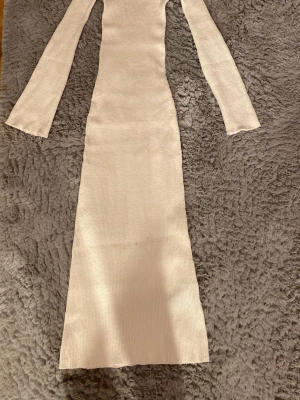 Vit ribbad långklänning Gina Tricot - Säljer en vit långklänning från Gina Tricot i storlek XXS. Klänningen är ribbad och stickad med långärmade ärmar och har en slim passform. Perfekt för dig som gillar enkel och stilren design med mjukt material. Kontakta via DM, pris kan diskuteras! 