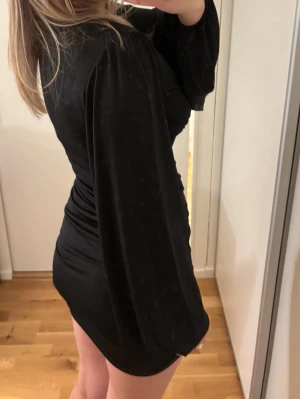 Klänning - Kortklänning från Nelly i silkeslikt material💕aldrig använd