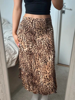 Leopardmönstrad långkjol  - Fin kjol med leopardmönster, storlek 34 från Gestuz. Den har en kortare underkjol. Dragkedja på sidan. Slits på sidan. Fint skick. Dyrare märke där kjolar ligger på ca 1500kr i nypris <3
