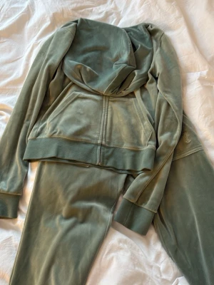 Gröna mjukisbyxor från Juicy Couture - Säljer ett grönt sett från juicy couture. Det är som nytt och bara använda några få ggr. Tröjan är i S och byxorna är i XS