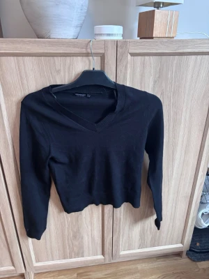 Svart v-ringad tröja  - Svart tunn stickad långärmad tröja från Stradivarius i storlek XS. Aldrig använd