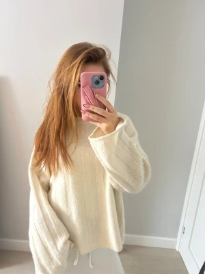 Gräddvit stickad tröja - Mysig tröja från Gina tricot. Den är lite korrupt men är svårt att säga då materialet är lite fluffigt. Annars bra skick. Är i storlek S men passar även en M