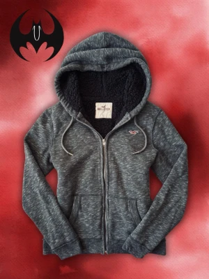 Mörkgrå fodrad zip hoodie Hollister - Mörkgrå fodrad zip hoodie från Hollister med märken på höger sidan | Mycket bra skick | Size S/M | Längd: 65cm Armlängd: 68cm Axelbredd: 44cm | Model 162 cm, 60 kg