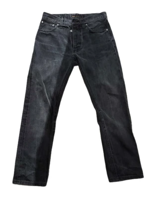 Jeans från Nudie Jeans - Säljer ett par svarta/grå jeans från Nudie Jeans med klassisk raw denim tvätt och ruskigt bra kvalitet. Modellen heter fearless freddie och storleken är W 29 L 30 hör av dig 💬⭐️⭐️