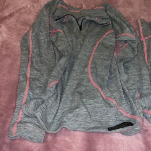 Underställ set tröja plus byxor - Fint använt skick på detta ljusgrå set med rosa sömmar.Perfekt under vinter jackan/byxorna.