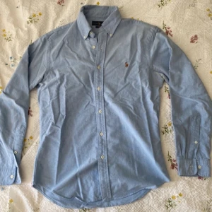 Ralph Lauren skjorta - Säljer denna Ralph lauren skjorta då den var för liten för mig. Storlek M men sitter mer som S