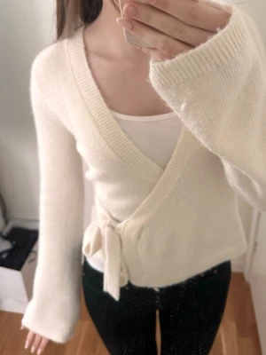 Kofta gina  - Kofta med knytning från Gina❣️en tråd som står upp men annars jättefin, se bild 2🥰