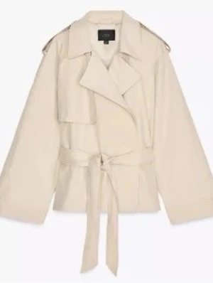 Beige trenchcoat med bälte från Zara - Säljer en beige trenchcoat från Zara med bred krage, långa ärmar och knytbälte i midjan. Jackan har en loose passform och är tillverkad i bomullsmaterial. Perfekt för vår och höst när du vill ha en chill och snygg look. Passar både Xs och S