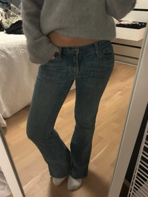 Blå bootcut jeans med randigt mönster - Avklippta, jag är 169