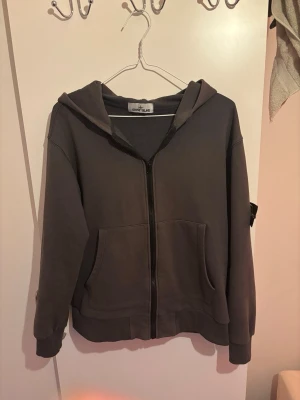 Stone Island hoodie  - Är lite sönder vid knappen för märket men man märker inte och den funkar perfect. 