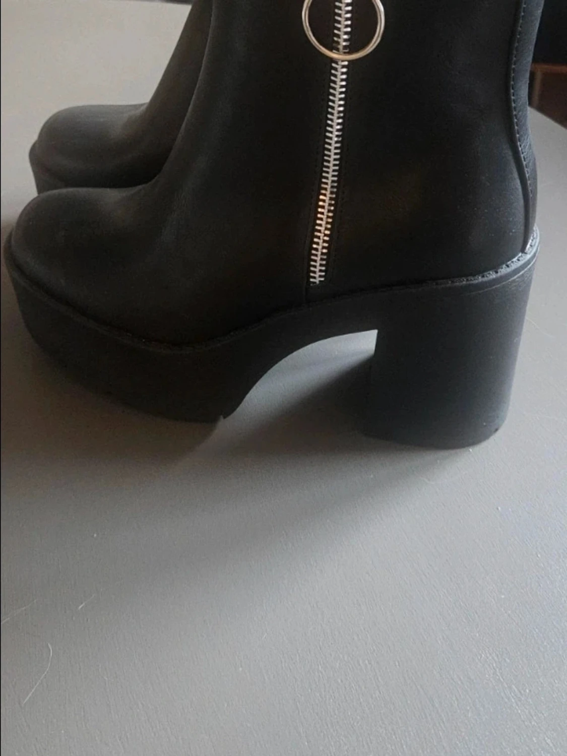 Svarta boots med klack och dragkedja