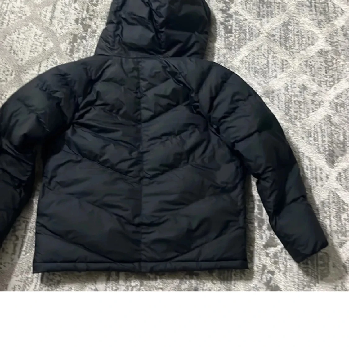 Svart pufferjacka från Nike med huva - 1