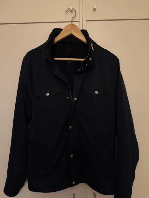 Mörkblå jacka från J.Lindeberg - Snygg mörkblå overshirt från J.Lindeberg. 