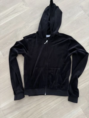 Juicy couture hoodie - Svart Juicy Couture hoodie strl 12/13. Passar  xs