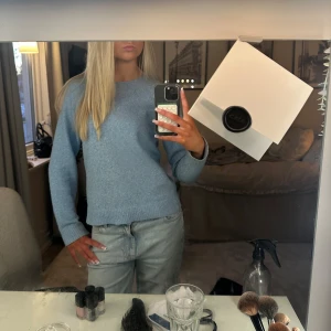 Ljusblå stickad tröja från Vero Moda - Superfin ljusblå stickad tröja från Vero Moda i storlek XS. Tröjan har rund halsringning, ribbade muddar och är långärmad. Perfekt att matcha med jeans för en chill look. Ärmarna är smutsiga längst ner vilket inte går bort, men det är inget som märks när man har på sig tröjan.