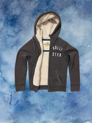 Vintage Fodrad Hollister Kofta - Säljer denna as feta och sällsynta fodrade Hollister koftan, perfekt nu under vintern | Storlek S | Mycket bra skick | Längd ≈ 63cm , Bredd armhåla - amrhåla ≈ 50cm | Model 175cm, 68kg | Pris kan diskuteras vid snabbt köp! | 