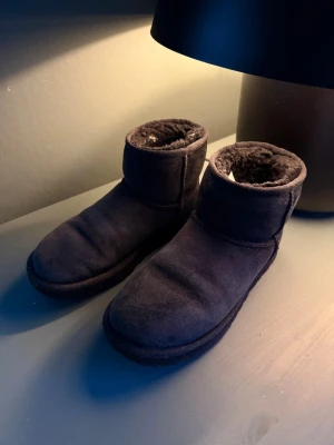 uggs  - säljer mina uggs eftersom jag har tröttnat på dom. Dom är mycket använda men har tagits hand om bra. Äkta!