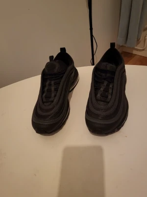 Svarta Nike Air Max 97 sneakers - Ser helt nya ut, använda inomhus ett par gånger. Storlek 40.5