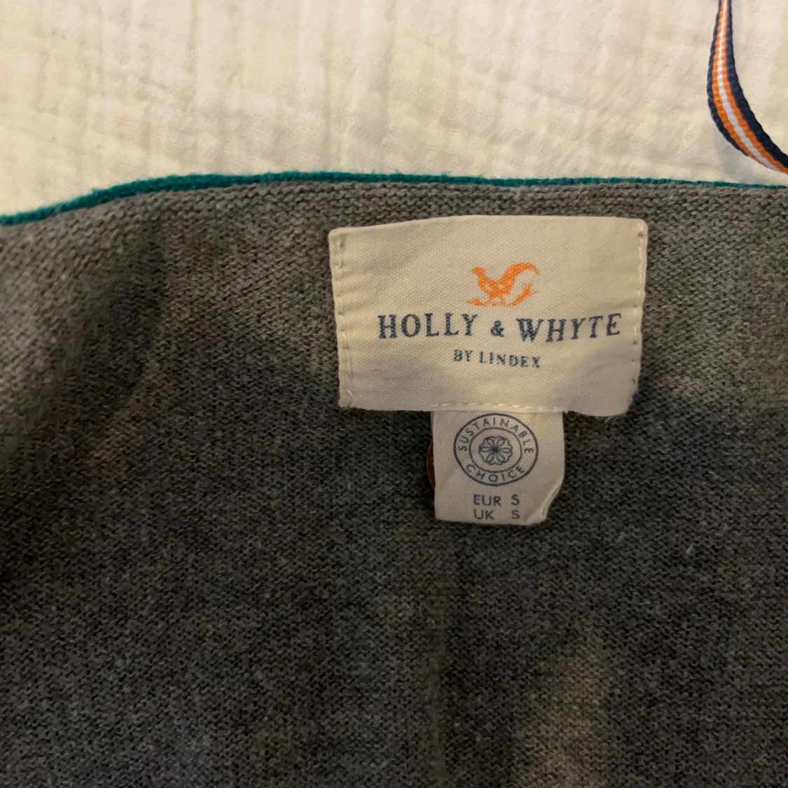 Grå tröja med knyt från Holly & Whyte - 2