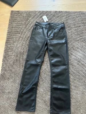 Svarta Lågmidjade läderbyxor - Superfina läderbyxor från Bikbok. Aldrig använd sick lappen kvar. Nypris 600kr