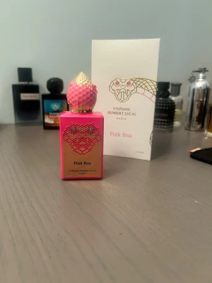 SHL Pink boa  - Hej! Jag säljer en av de Stephane Humbert Lucas mest populära parfymer. Pink boa. Luktar som en pink lemonad men är unisex och går att använda av båda kön. Helt full. Endast testsprayad. Kommer med full presentation. Säljer för 1800 då nypris ligger kring 2350kr. 