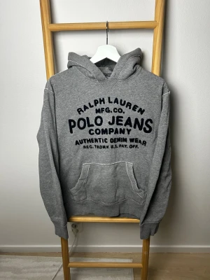 Grå ralph Lauren hoodie | L-M - Skön hoodie från Ralph lauren | Bra skick och inga defekter | Storlek L men sitter mer som M | om du har frågor tveka då inte på att höra av dig 🙌| 