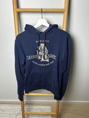 Blå Ralph lauren hoodie | S  - Fet hoodie från Ralph lauren | Mycket fint skick och inga defekter | Om du har funderingar tveka då inte på att höra av dig ⚜️|