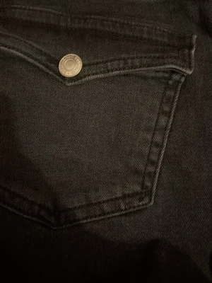 Lager157 jeans 90s low storlek m - Säljer ett par lager 157 jeans i storlek medium  klippte bort en bit av botten men den är i rätt storlek m köptes för 400 säljes för 85 då jag behöver göra plats i garderoben 