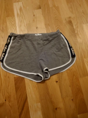 Hollister shorts  - Gråa mys shorts från Hollister. Ganska korta och små i storleken. Storlek M men passar S-XS.