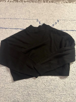 Stickad tröja - En väldigt fin basic stickad tröja som är ganska kort, lite som en magtröja. 
