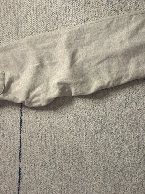 Ljusgrå mjukisbyxor  - Jättesköna mjukis byxor med fickor där bak, använt några gånger bara.