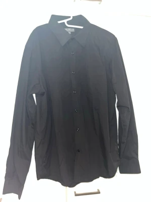 Kauluspaita 2XL-45/46 - Musta pitkähihainen kauluspaita. Koko 2XL 45/46. Kaikai n 62cm, pituus n 74cm. Eläintalous MMM, lisätietoja saa kysymällä Katsothan myös muut ilmoitukseni Tarjoa 