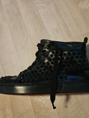 Svarta sneakers Loubotin  - I använt skick. Ca strl 38
