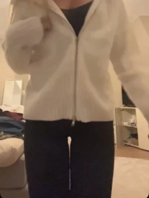 Vit ribbad hoodie från Bikbok - Säljer en helt oanvänd vit ribbad hoodie från Bikbok i storlek XS, men skulle även säga att den passar S. Tröjan har huva, hel dragkedja framtill och är stickad i ett mjukt material. 💕💕