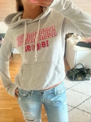 Abercrombie & fitch hoodie🌟 - Cool hoodie ifrån Abercrombie & fitch!!              Första bilden är inte min🙌 Saknar snöre och har en liten fläck som syns på sista bilden😊