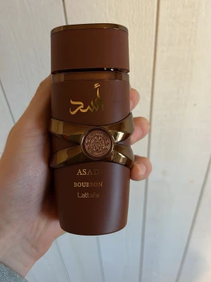 Lattafa Asad Bourbon  - Mycket god fruktig vanilj doft men bakgrund av choklad not. Knappt använd, så cirka 95/100 ml kvar. 