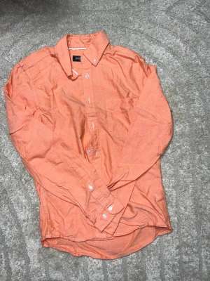 Orange skjorta från Dressmann Slim Fit - Säljer en orange skjorta från Dressmann i slim fit-modell. .