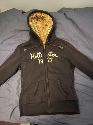 Hollister tröja - Svart vintage hollister tröja i bra skick