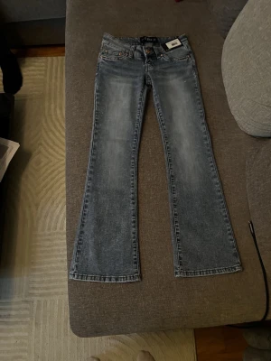 G Rise Gena Jeans ljusblå bootcut XS - Ljusblå jeans från G-rise aldrig använda. De är i storlek xs i modellen short. Förkorta för mig som är 168. Väldigt trendiga och kan frakta iväg de fort vid snabb och enkelt köp