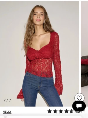 Röd spetstopp - Superfin topp i röd spets med fodrade kupor och resten spets. Fint skick, endast använd en gång. Storlek xs