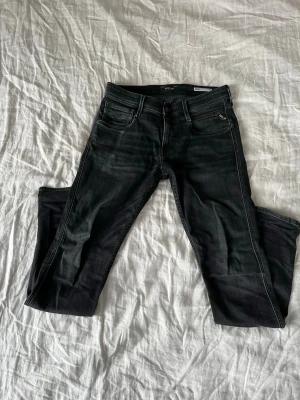 Grå Replay anbass - Säljer dessa riktigt sköna grå replay anbass i strl 30/32. Använda ett fåtal gånger, mycket bra skick. || Fråga på om det är något!