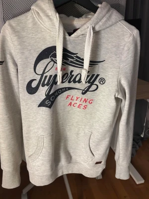 Superdry hoodie - Hej och välkommen till BL jag säljer nu en superdry hoodie för bra pris då den inte passar och kommer till användning längre kom med frågor mvh BL 