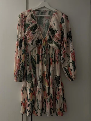 Sommar klänning - Perfekt klänning till sena sommarkvällar! Har ett fint mönster och inga tecken på användning. Kontakta för mer info, pris kan diskuteras🫰🏼