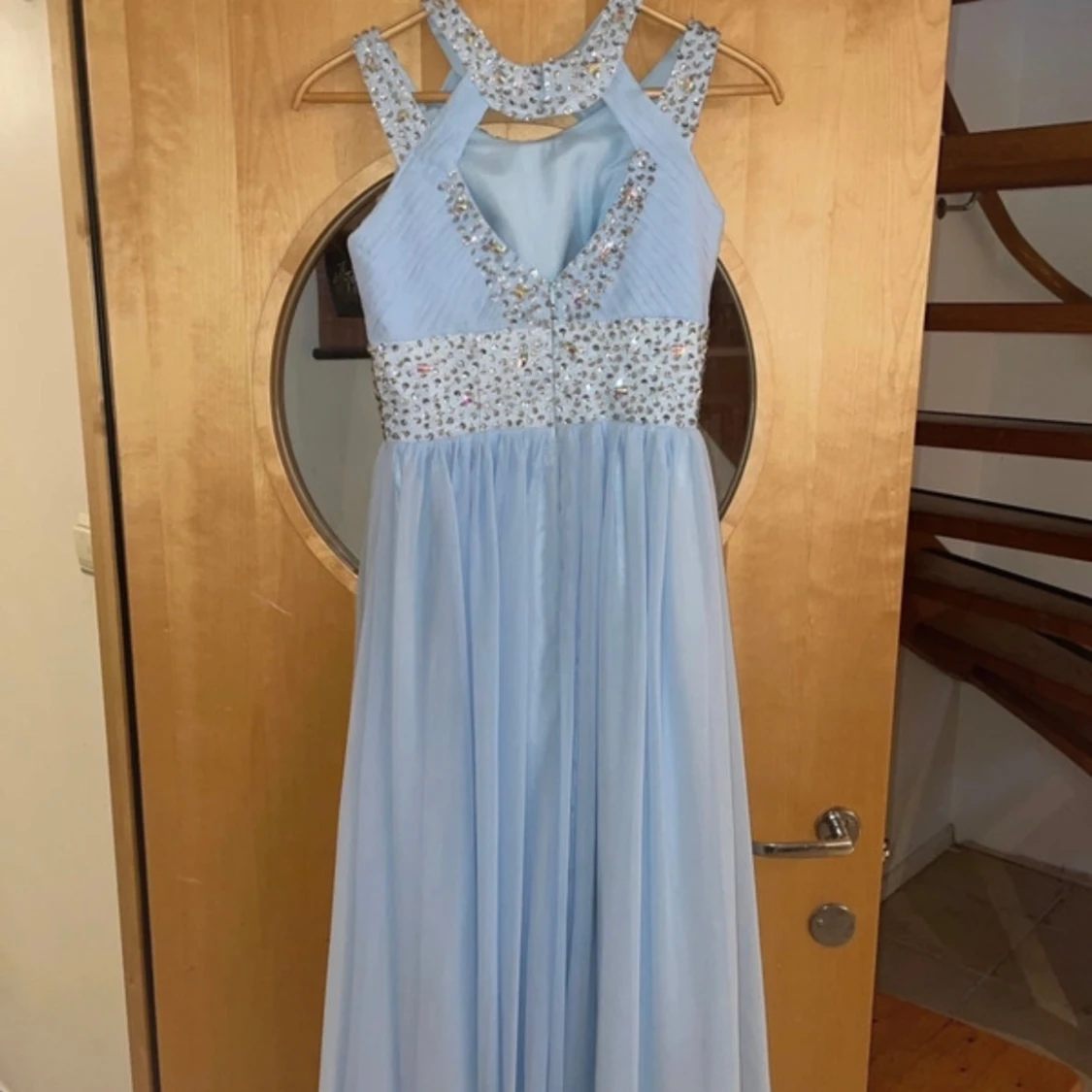 Ljusblå långklänning med strassdetaljer - 1