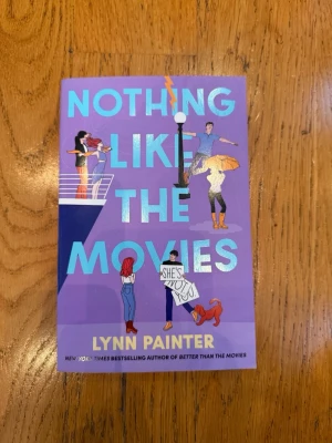 Nothing Like the Movies - En charmig och rolig ungdomsroman om Wes som försöker vinna tillbaka sin drömtjej efter att de gått skilda vägar. Perfekt för dig som älskar romantiska komedier och vill ha en berättelse om andra chanser, vänskap och kärlek.