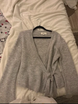 Grå stickad kofta ifrån Gina! - Bra skick, storlek s