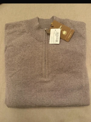 Stenströms halfzip - Säljer en helt ny Stenströms halfzip med prislappen kvar. Storlek M. Säljer då den var för liten. Lite dåligt ljus på andra bilden men den är typ brun/grå Hör av dig om du har funderingar😊