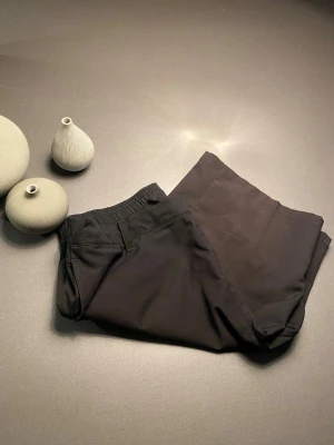 Adidas golf shorts  - Säljer nu dessa riktigt snygga adidas golf shortsen i st 164 bara höra av dig vid frågor eller funderingar och pris kan absolut diskuteras 