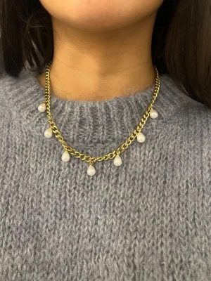 Guldiga halsband med droppformade pärlor - Matchande örhängen finns i en separat annons  Finns även i silverfärg   Material: 14k guldplätering på rostfritt stål Bredd: 6mm Längd: 42-50cm Nickelfria och handgjorda.