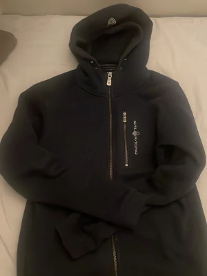 Sail racing hoodie  - Säljer denna snygga Sail racing hoodie, inget fel på den, hoodien är i ett gott skick. Priset är ej hugget i sten bara skicka iväg ett bud.